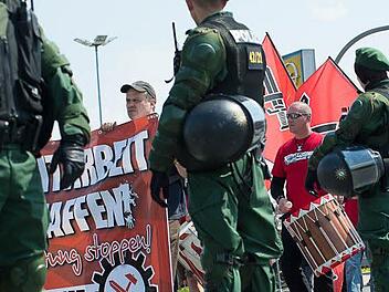 Vor einem Jahr marschierten etwa 400 Neonazis in Hof. Ein massives Polizeiaufgebot schirmte die Rechten ab.  Foto: Tobias Köpplinger