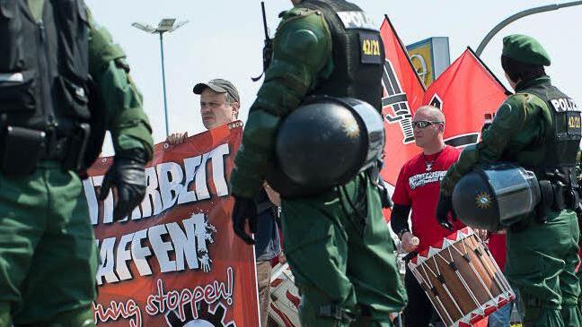 Vor einem Jahr marschierten etwa 400 Neonazis in Hof. Ein massives Polizeiaufgebot schirmte die Rechten ab.  Foto: Tobias Köpplinger