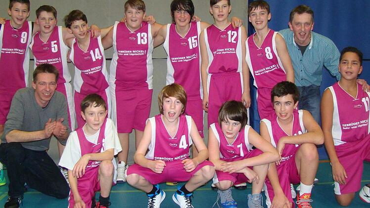 Die Meistermannschaft, hinten v.&nbsp;l.: Nicholas Dorsch, Lukas Rehe, Jannis F&ouml;rtsch, Christian Hahner, Anton L&ouml;sche, Johannes Reh, Marius K&ouml;nig, Headcoach J&uuml;rgen Christa; vorn v.&nbsp;l.: Coach Andreas L&ouml;sche, Marco M&uuml;hlfelder, Jannik Bauer, Valentin L&ouml;sche, Jannes Fischer, Leon Zippel. Auf dem Bild fehlen Selina Landgraf und Simon H&uuml;bner. Foto: privat