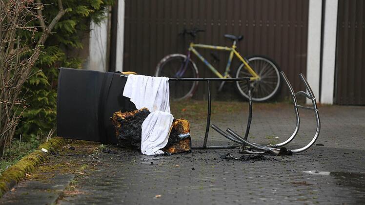 Eine Duftkerze hat am Donnerstag einen Zimmerbrand in Eggolsheim (Landkreis Forchheim) ausgelöst. Drei Menschen wurden leicht verletzt. Foto: News5 / Herse