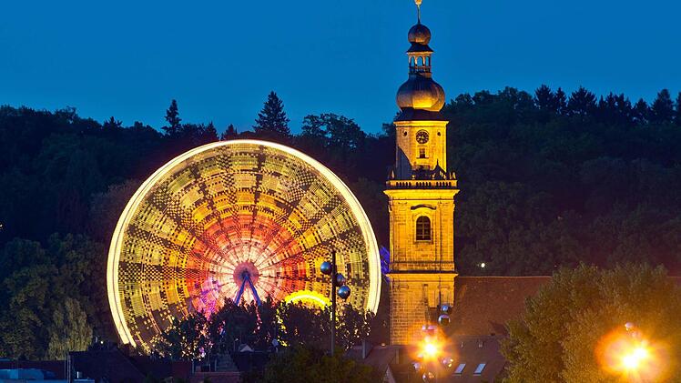 Auf der Bergkerwa in Erlangen haben sich am Donnerstag zwei Personen schwer verletzt. Symbolbild: Daniel Karmann/dpa