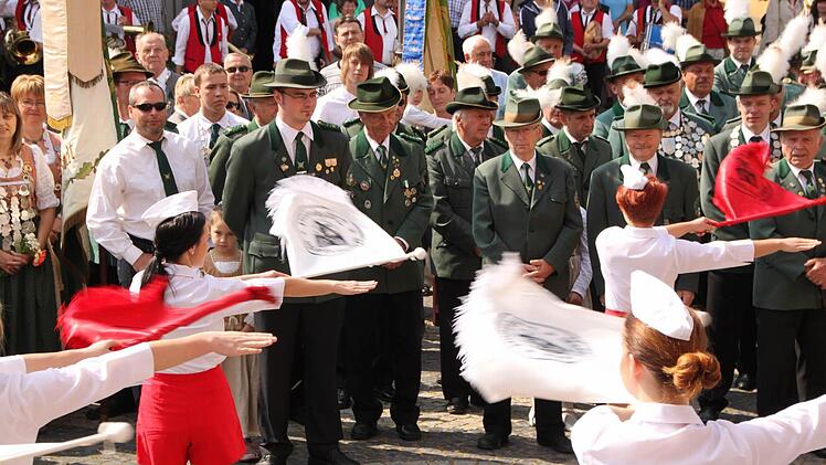 Vorführung der Mädchengarde Zapfendorf auf dem Staffelsteiner Marktplatz