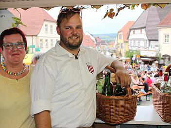 Genauso alt wie das Weinfest: Andreas Markert mit Mutter Jutta.  Foto: Sina Masttheus
