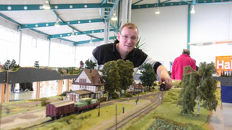 Alexander Finsterer mit dem Bahnhof Fürth am Berg.