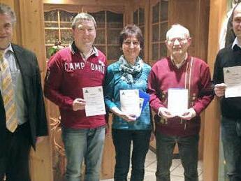 Gleich vier Heimat- und Wanderfreunde aus Wartenfels haben erstmals das Deutsche Wanderehrenzeichen in Bronze errungen. Unser Bild zeigt (von links) Pressecks Bürgermeister Siegfried Beyer, Klaus Gareis, Irmgard und Reinhard Bauerfeind und Obmann André Hümmer. Foto: Wulf