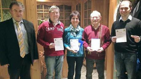 Gleich vier Heimat- und Wanderfreunde aus Wartenfels haben erstmals das Deutsche Wanderehrenzeichen in Bronze errungen. Unser Bild zeigt (von links) Pressecks Bürgermeister Siegfried Beyer, Klaus Gareis, Irmgard und Reinhard Bauerfeind und Obmann André Hümmer. Foto: Wulf