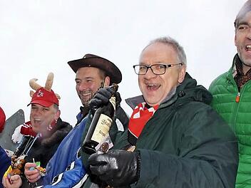 Sie ließen sich vom Regen nicht abschrecken: Die närrische Abordnung des Staffelsteiner Stadtrats mit (von links) Andreas Pfarrdrescher, Hans Josef Stich, Tobias Dusold, Ottmar Kerner und Stefan Dinkel.  Fotos: Matthias Einwag