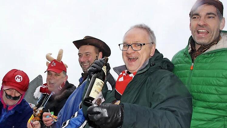 Sie ließen sich vom Regen nicht abschrecken: Die närrische Abordnung des Staffelsteiner Stadtrats mit (von links) Andreas Pfarrdrescher, Hans Josef Stich, Tobias Dusold, Ottmar Kerner und Stefan Dinkel.  Fotos: Matthias Einwag