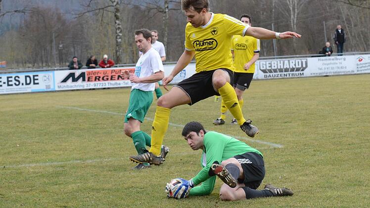 Gehörte zu den Besten seiner Mannschaft: Untererthals Keeper Daniel Hammer, der hier vor Thulbas Markus Kaufmann an den Ball kommt.  Foto: ssp
