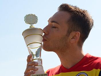 Liebe auf den ersten Blick: Andrei Puscas mit dem Torjägerpokal der Saale-Zeitung. Foto: Jürgen Schmitt