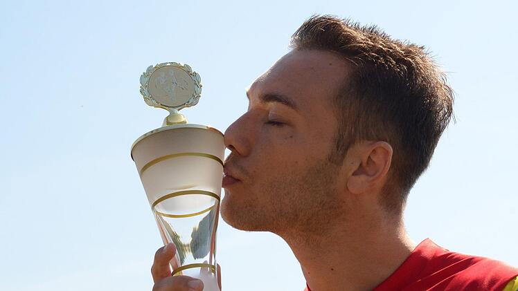 Liebe auf den ersten Blick: Andrei Puscas mit dem Torjägerpokal der Saale-Zeitung. Foto: Jürgen Schmitt