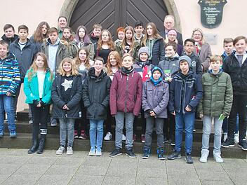Polizeihauptmeister Matthias Kleren und Bürgermeister Helmut Blank freute sich zusammen mit Rektorin Freifrau Ulrike von und zu der Tann und einer großen Zahl an neuen Schülerlotsen der Freiherr-von-Lutz Mittelschule über die Bereitschaft junger Menschen, sich für ihre Mitschüler zu engagieren und Verantwortung zu übernehmen. Foto: Manfred Mellenthin