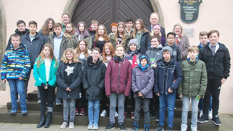 Polizeihauptmeister Matthias Kleren und Bürgermeister Helmut Blank freute sich zusammen mit Rektorin Freifrau Ulrike von und zu der Tann und einer großen Zahl an neuen Schülerlotsen der Freiherr-von-Lutz Mittelschule über die Bereitschaft junger Menschen, sich für ihre Mitschüler zu engagieren und Verantwortung zu übernehmen. Foto: Manfred Mellenthin