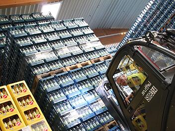 Palettenweise Mineralwasser: Klaus Sitte arbeitet im Lager vom Mineralbrunnen. Hier werden aktuell 65 Produkte abgefüllt. Foto: Ulrike Müller