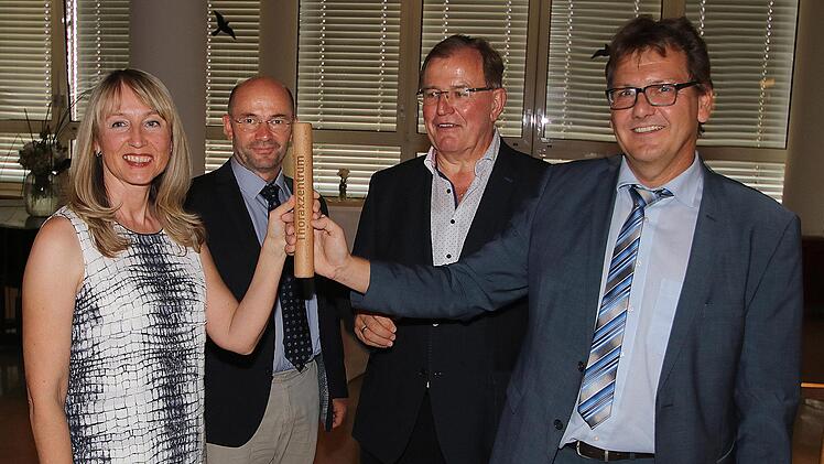 Stabwechsel im Thoraxzentrum Münnerstadt: neue Betriebsleiterin ist Regina Vogl (links), die Jürgen Oswald (rechts) ablöst. Dazu gratulierten der ärztliche Direktor Dr. Bernd Seese (2.v.l.) und Bezirkstagspräsident Erwin Dotzel. Dieter Britz