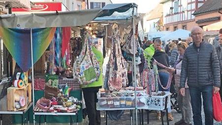 Stoffe und Kleidung, einer der vielen Stände am Krämermarkt.