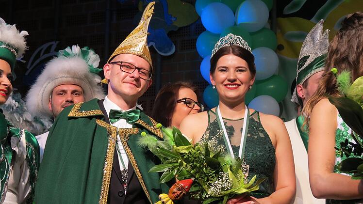Stets gut gelaunt: Das Prinzenpaar: Benni I. vom Saalestrand und Katharina II. von der Ballingburg Doris Bauer