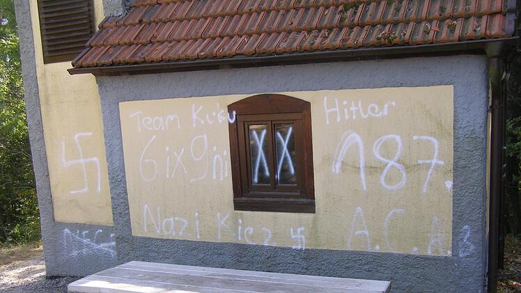 Mit Hakenkreuzen und anderen Schmierereien wurde die kleine Kapelle beschädigt. Foto: Wolfgang Saam