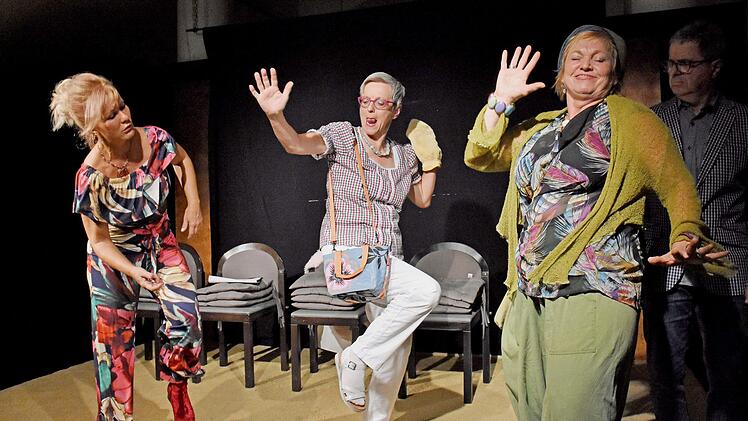 Turbulent ging es beim Jubiläumsabend der Theaterwerkstatt Haßfurt zu. Im Bild (von links) Andrea Tiessen-Lehmann, Annerose Simon, Heidi Merz und Werner Lorenz