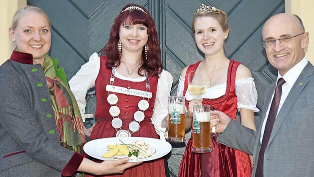 Die Kulturg&uuml;ter Bier und Wein treffen im Schloss aufeinander. Das Genussmen&uuml; stellten (von links) Regina Beetz, Kerstin Friedrich, Anna-Lena Werb und Wilhelm Schneider vor.  Foto: Moni G&ouml;hr/Landratsamt Ha&szlig;berge
