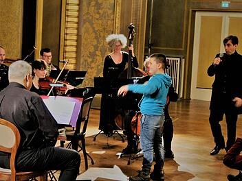 Beim Schülerkonzert des Bayerischen Kammerorchesters durfte der kleine Michael sogar das Orchester dirigieren.Foto: Werner Vogel