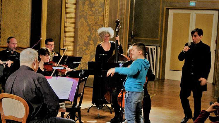 Beim Schülerkonzert des Bayerischen Kammerorchesters durfte der kleine Michael sogar das Orchester dirigieren.Foto: Werner Vogel