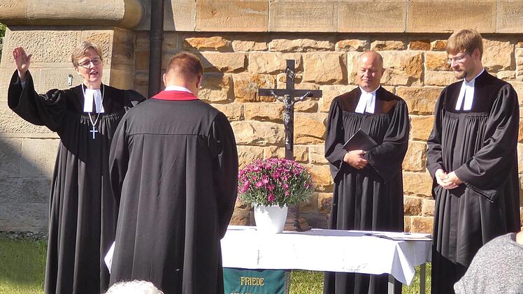Die Dekanin Stefanie Ott-Frühwald, Pfarrer Matthias Hain und Pfarrer Gundolf Beck (rechts) segneten Thomas Gruber im Rahmen des Festgottesdienstes.