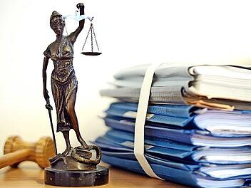 Wegen Unfallflucht wurde der 19-J&auml;hrige aus Himmelkron zwar vom Amtsgericht nicht verurteilt, doch muss er sich bald wegen einer Vergewaltigung verantworten - und dann hat er noch gr&ouml;&szlig;eren &Auml;rger mit Justitia.