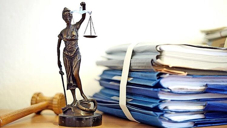 Wegen Unfallflucht wurde der 19-J&auml;hrige aus Himmelkron zwar vom Amtsgericht nicht verurteilt, doch muss er sich bald wegen einer Vergewaltigung verantworten - und dann hat er noch gr&ouml;&szlig;eren &Auml;rger mit Justitia.