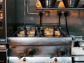 Kreis Würzburg: Diebstahl an Imbissbude - Polizei sucht Duo