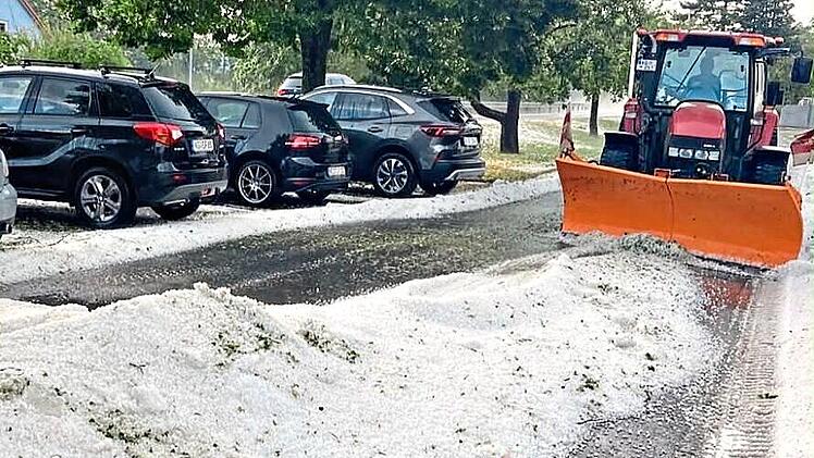 Der Schneeschieber kam im Burghausen zum Einsatz &ndash; wohl das erste Mal &uuml;berhaupt im Juli.Dominik Kuhn