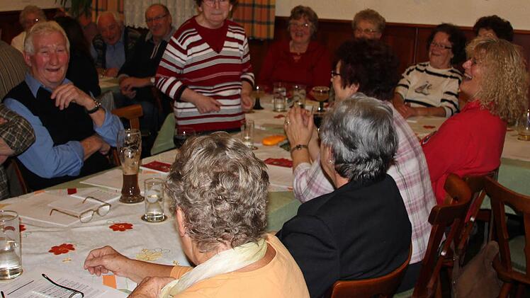 Hannelore Gehring (stehend) sorgte mit ihren Witzen für Lachsalven.