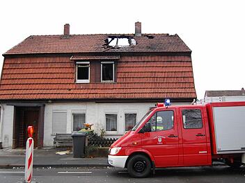 Am Morgen nach dem Feuer: Das Doppelhaus in der Creidlitzer Straße ist stark beschädigt. Fotos: Oliver Schmidt