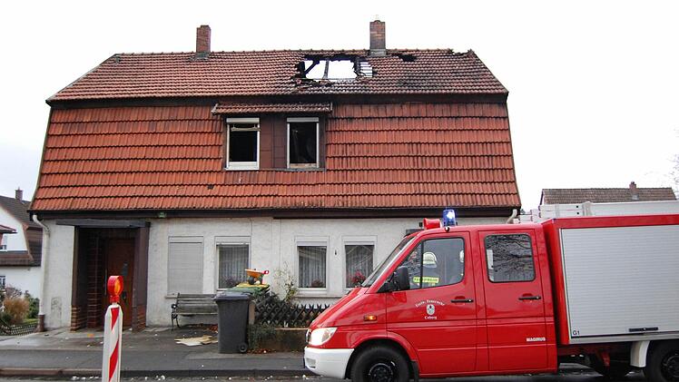 Am Morgen nach dem Feuer: Das Doppelhaus in der Creidlitzer Straße ist stark beschädigt. Fotos: Oliver Schmidt