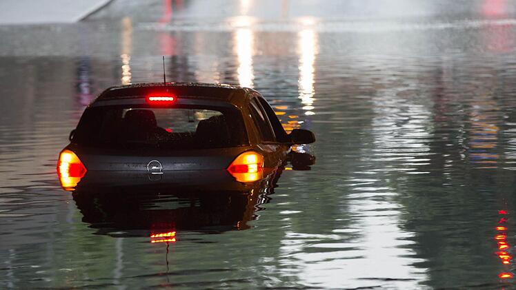Ein Mainzer Autolenker fuhr in die überflutete Unterführung in der Güterhallenstraße in Erlangen und blieb in dieser im Wasser stehen. Das Auto wurde von einem Bergungsunternehmen herausgezogen. Foto: News5/Weier