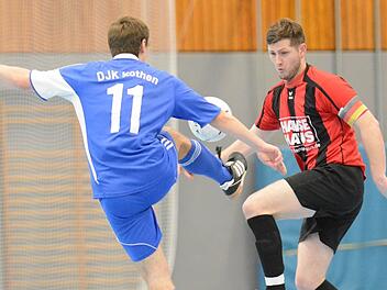 Nach Hallenfußball-Regeln, aber mit einem Futsal-Ball wird beim SV Römershag gespielt. Unser Bild aus dem Vorjahr stammt aus der Begegnung der DJK Kothen gegen den FC Bad Brückenau. Foto: ssp