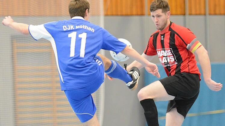 Nach Hallenfußball-Regeln, aber mit einem Futsal-Ball wird beim SV Römershag gespielt. Unser Bild aus dem Vorjahr stammt aus der Begegnung der DJK Kothen gegen den FC Bad Brückenau. Foto: ssp