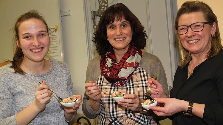 Dass Fisch schmeckt beweisen (v. li.) Johanna Meixner, Ulrike Meixner und Petra Voll mit einem "Saltimbocca vom Saibling auf Erbsenpüree". Foto: Gerda Völk