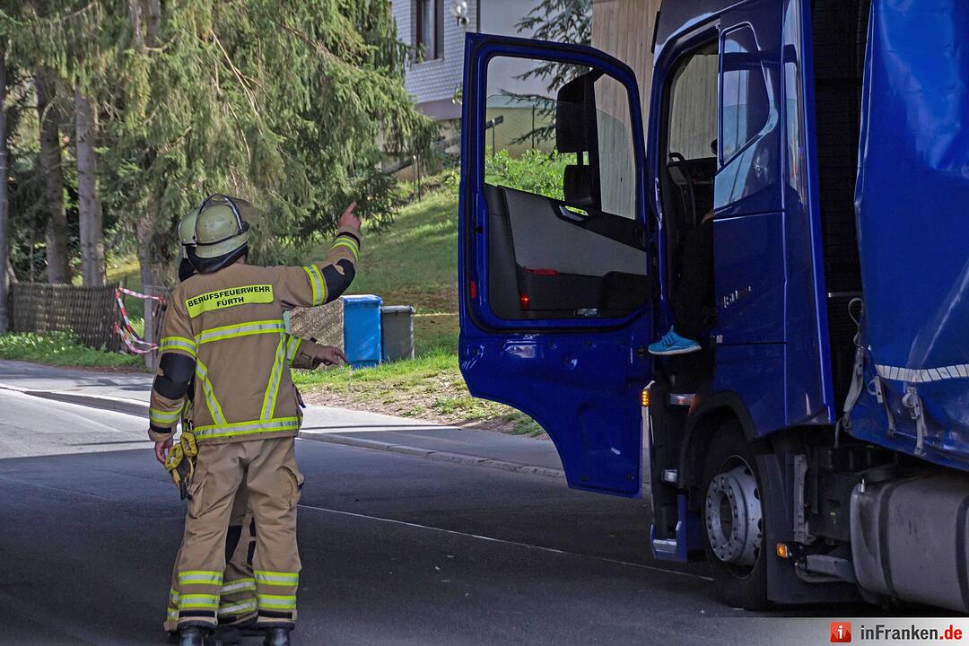 Laster steckt in Bahnunterführung in Vach fest