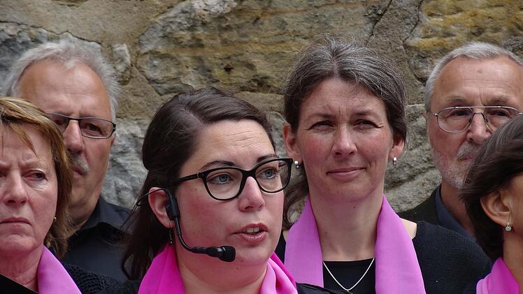 Unter der Leitung von Sigurd Knopp sang der SMS-Chor Ludwigsstadt das Luther-Oratorium von Siegfried Fietz auf der Veste. Foto: Jochen Berger
