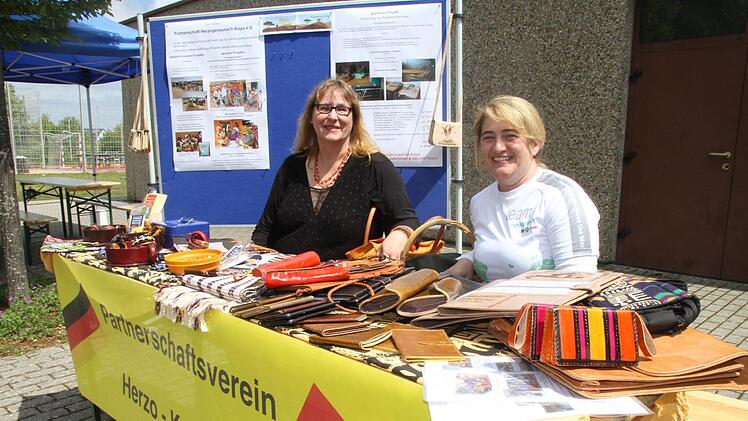 Karin Peucker-Göbel (links) und Alev Ekici betreuen den Stand des Partnerschaftsvereins Herzo - Kaya.