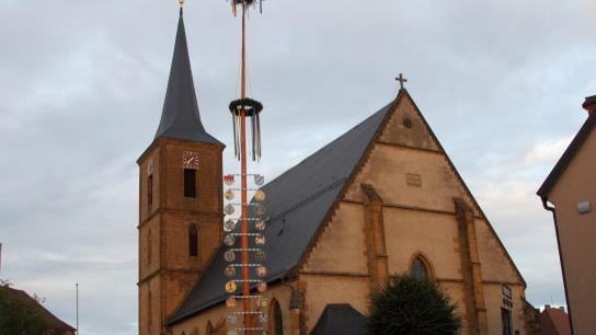 Hoch ragt der Scheßlitzer Kirchweihbaum in die Höhe, trotz Corona von der FFW Scheßlitz errichtet.