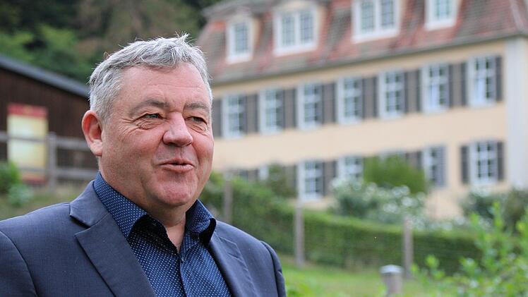 Titus Tesar, stellvertretender Kurdirektor, hat keine Beschwerden über den Baum vernommen. Foto: Ulrike Müller