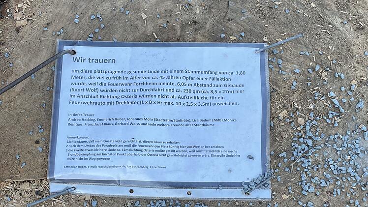 In der Traueranzeige wird behauptet, die Freiwillige Feuerwehr habe die Fällung empfohlen und angewiesen.