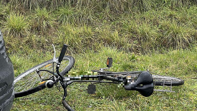 Alleinbeteiligter Unfall: Radfahrer nach Sturz verstorben