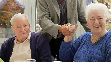Geschäftsführer Karl Jünemann gratuliert Elisabeth Schuck zum 80. Geburtstag. Sie lebt auf der Pflegestation des Kurstiftes. Foto: Benedikt Bors
