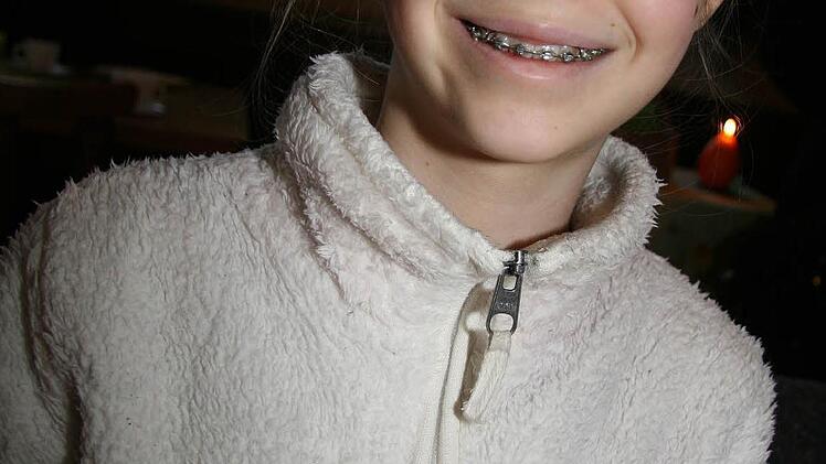 Katharina Ramming (10) hat mit ihrer Mama und anderen Jungschar-Mitgliedern Blüten-Eierbecher gebastelt.