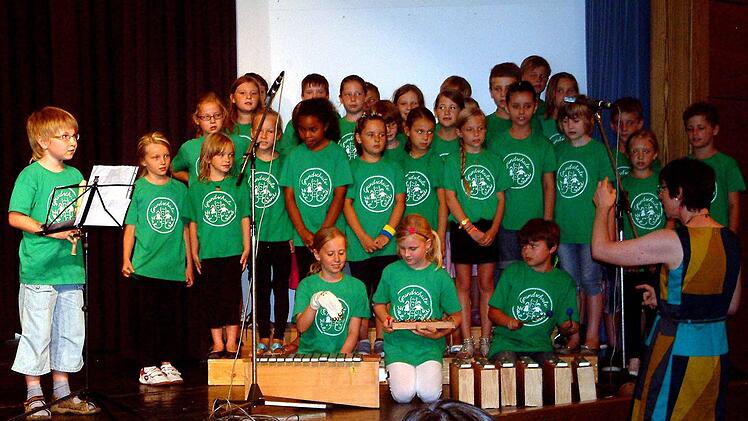 Die "Chor-Klasse" unter Leitung von Lehrerin Monika Schraut sang der scheidenden Rektorin Anna Elisabeth Brecht ein nachdenklich stimmendes Abschiedslied.