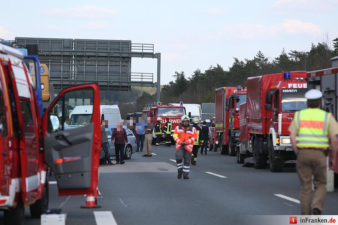 Schwerer Lkw-Unfall mit Gefahrgut am Autobahnkreuz Nuernberg-Ost