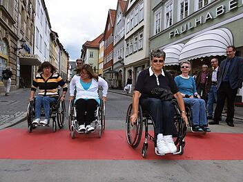 Der VdK-Kreisverband Coburg beteiligte sich gestern an der Aktionswoche "Weg mit den Barrieren" mit einem Rundgang durch die Stadt. Mit dabei waren Heike Eckstein, Theresia Vollkommer, Christa Ott und Elvira Stoll. Foto: Gabi Arnold
